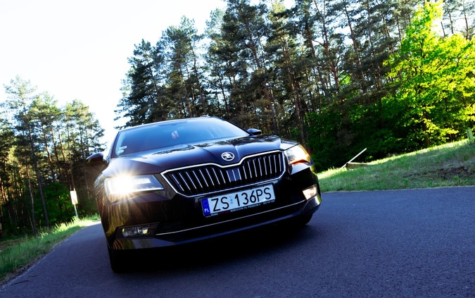 Skoda Superb cena 64700 przebieg: 175500, rok produkcji 2018 z Szczecin małe 352